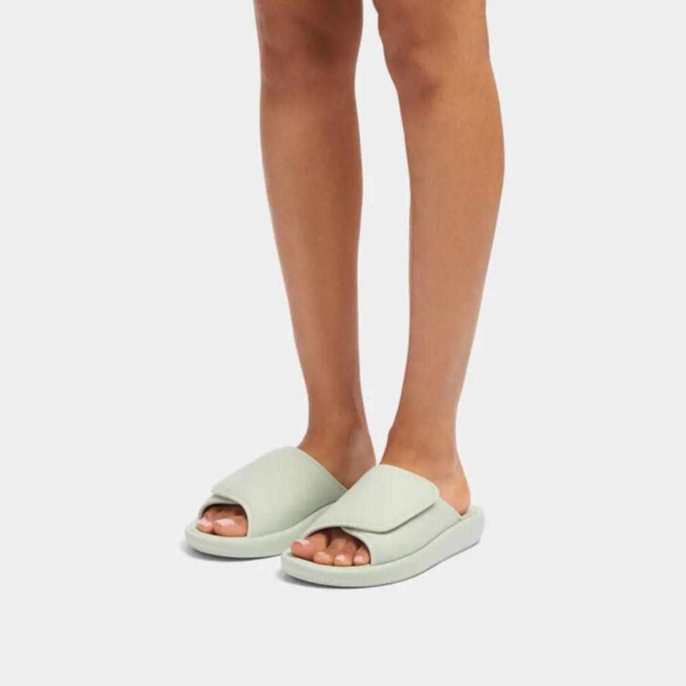 รองเท้าแตะ ผู้หญิง รุ่น iQUSHION CITY ADJUSTABLE WATER-RESISTANT SLIDES